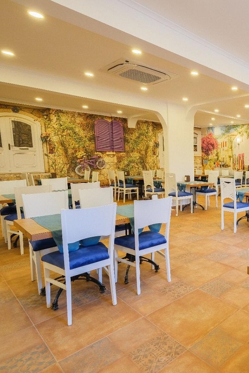 Restaurant & Bar